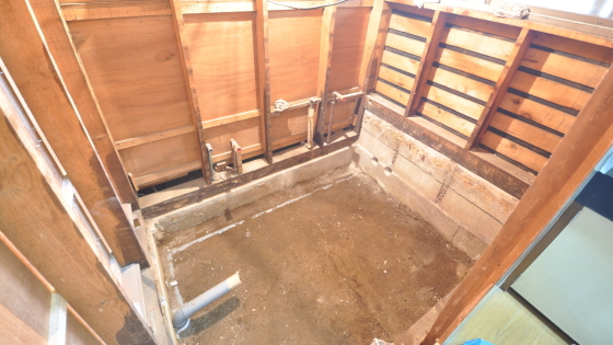 バスルームの解体作業後
